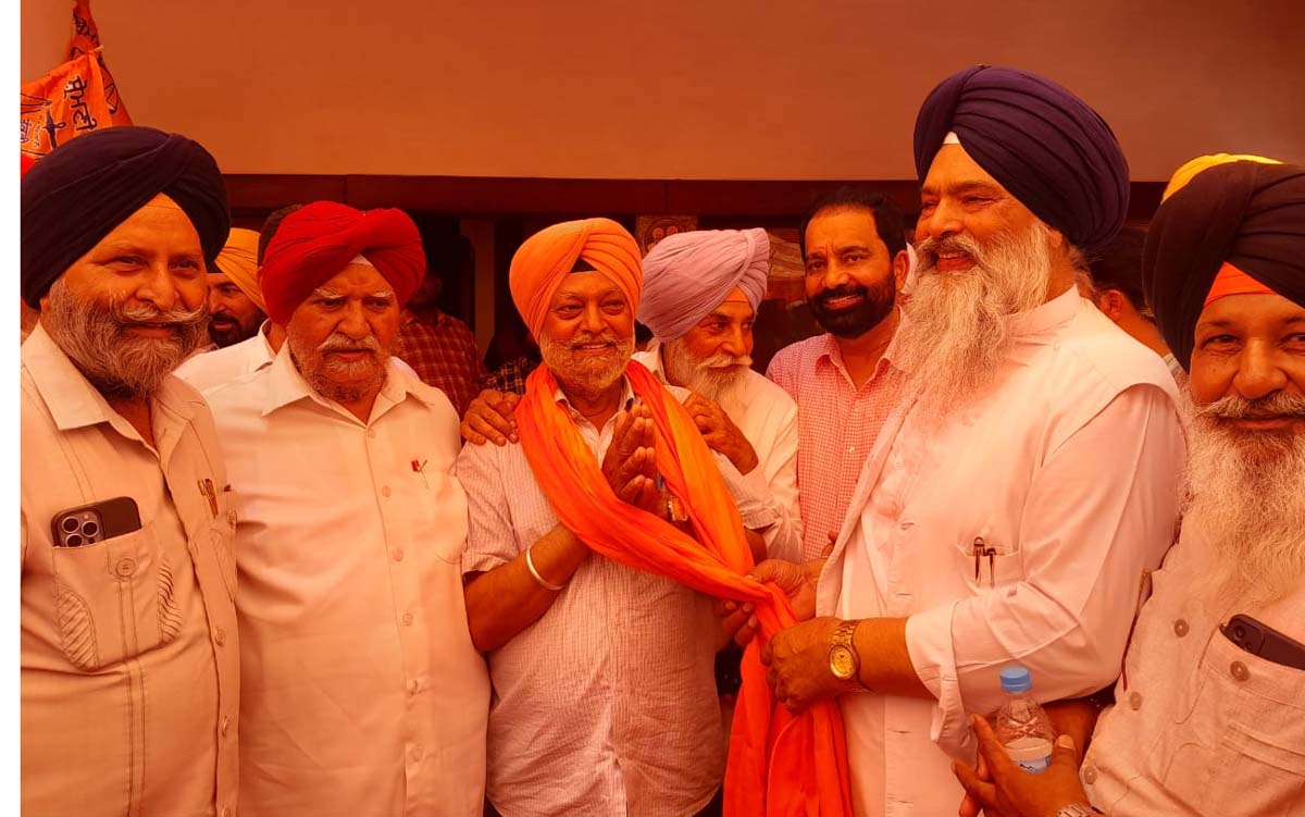 A prominent leader belonging to the Ramgarhia community, Surjit Singh Matharu, left the Congress and joined the Shiromani Akali Dal
